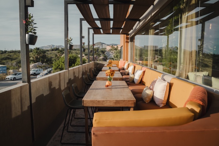 La terraza de SEAD sobre la bahía